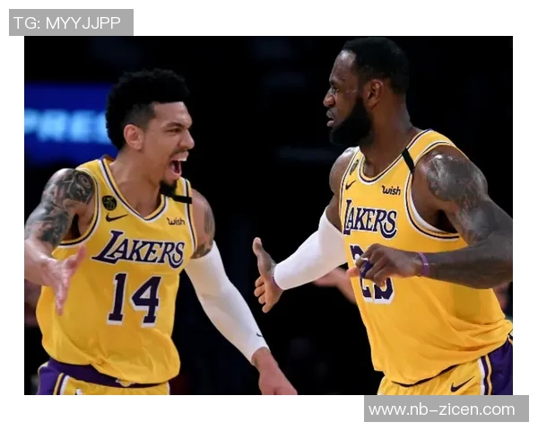 湖人训练营场边标语展现冠军精神与团队沟通的决心与状态